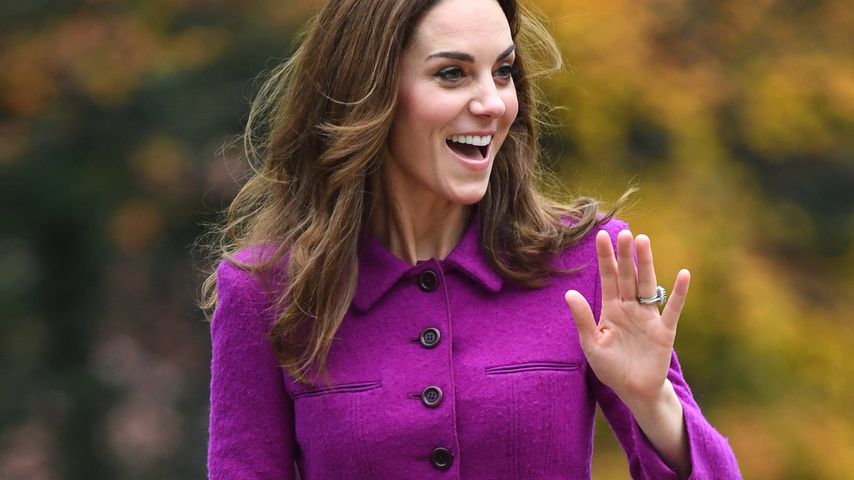 XXS-Taille: Herzogin Kate bezaubert in violettem Zweiteiler