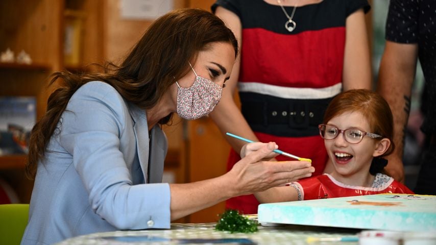 Fans sind gerührt: Herzogin Kate malt mit Kindern im Hospiz!