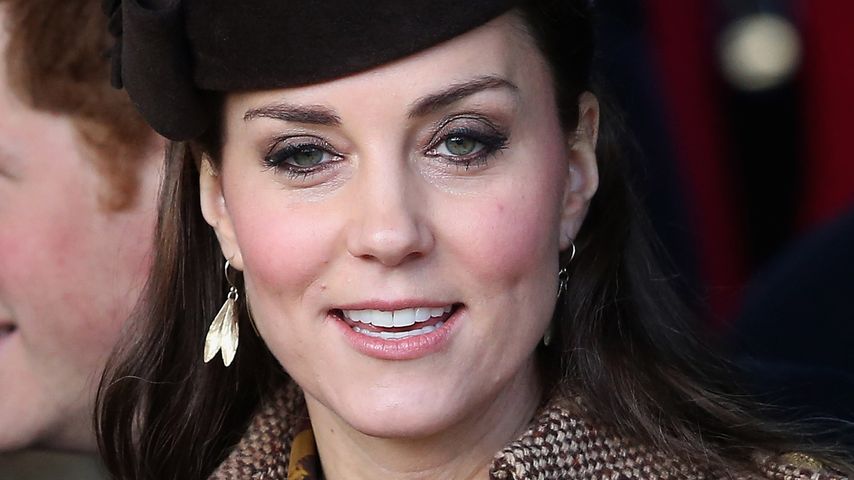 Süß! Hier "streichelt" Kate ihren 2. Thronfolger
