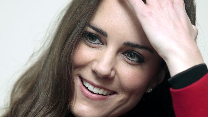 Herzogin Kate mit ihrem Verlobungsring im Februar 2011