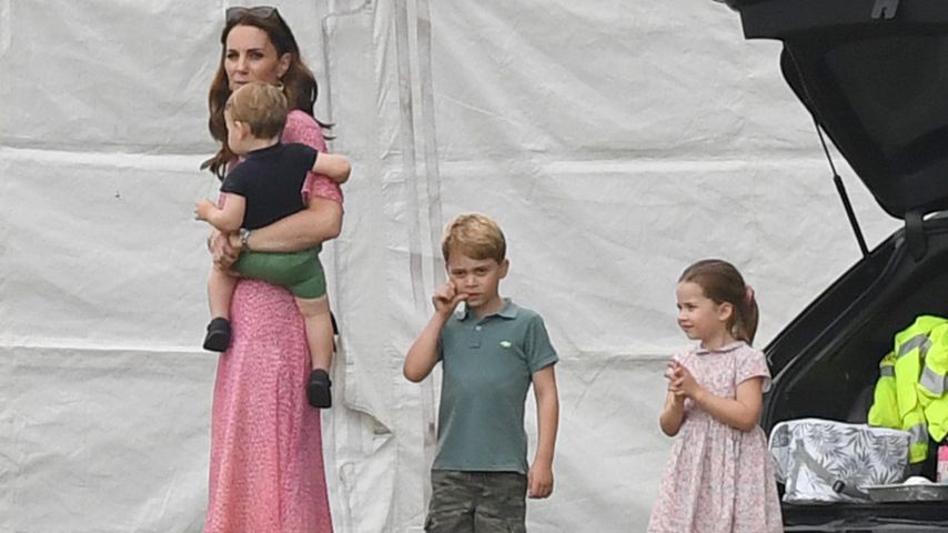 Herzogin Kate mit ihren Kindern Prinz Louis, Prinz George und Prinzessin Charlotte