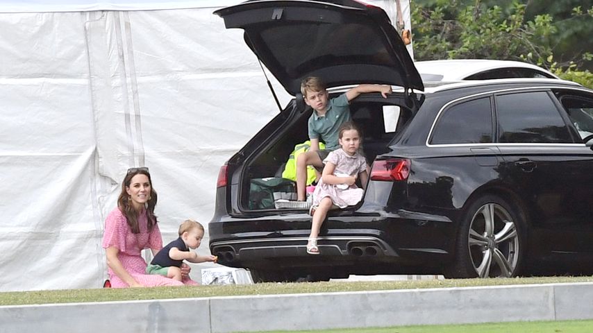 Herzogin Kate mit ihren Kindern Prinz Louis, Prinz George und Prinzessin Charlotte
