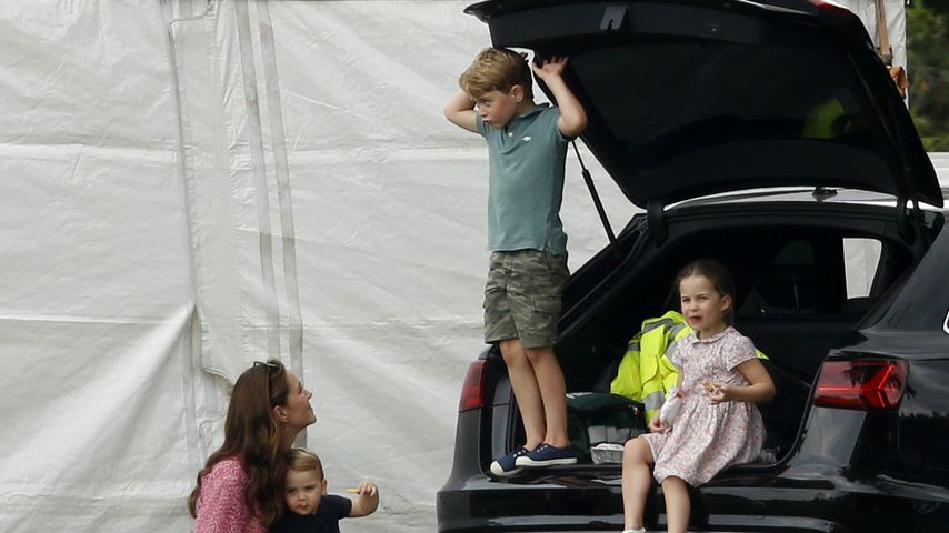 Herzogin Kate mit ihren Kindern Louis, George und Charlotte