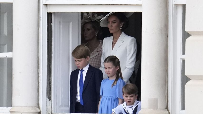 Herzogin Kate, Prinz George, Prinzessin Charlotte und Prinz Louis während der Parade für die Queen