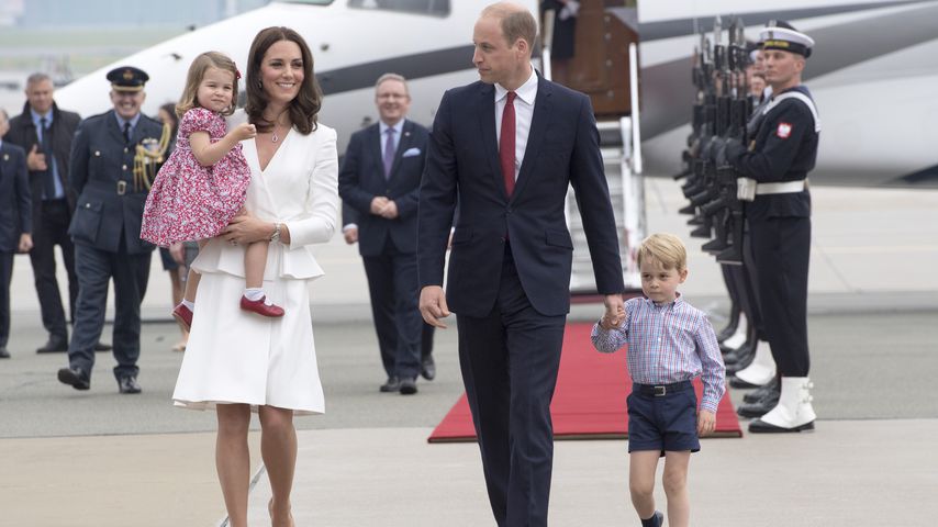 George & Charlotte spähen zuckersüß aus dem Flugzeugfenster