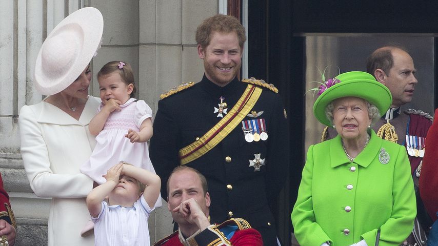 Herzogin Kate, Prinzessin Charlotte, Prinz George, Prinz William, Prinz Harry und die Queen