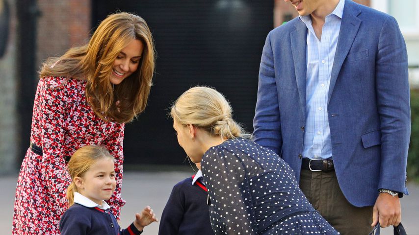 Herzogin Kate, Prinzessin Charlotte, Prinz George und Prinz William in der Thomas's Battersea-Schule
