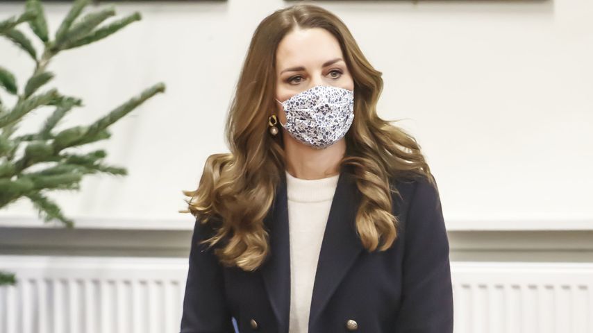 Bodenlänge! Herzogin Kate verzaubert in stylishem XXL-Mantel