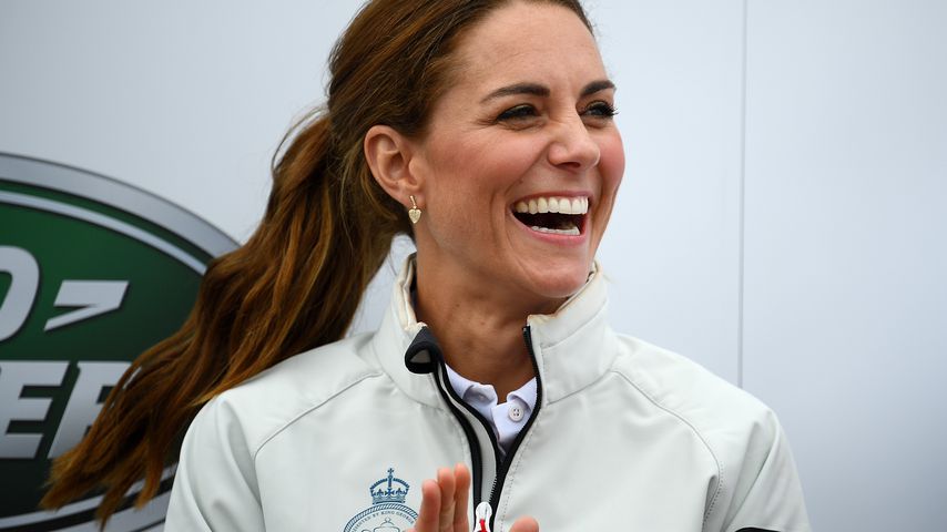 In Regenjacke: Herzogin Kate sendet Grüße an Segel-Team