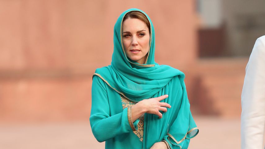 Herzogin Kate mit einem Kopftuch in der Badshahi Moschee in Pakistan, 2019