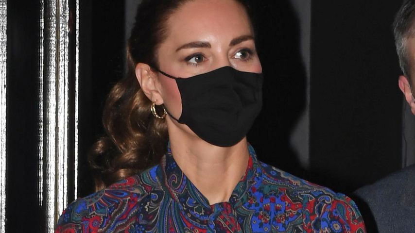 Sehr gewagt: Herzogin Kate trägt eine bunt gemusterte Bluse!