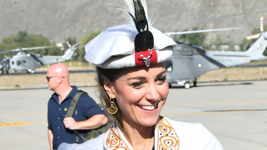Herzogin Kate mit einem traditionellen Chitrali-Hut in Pakistan, 2019