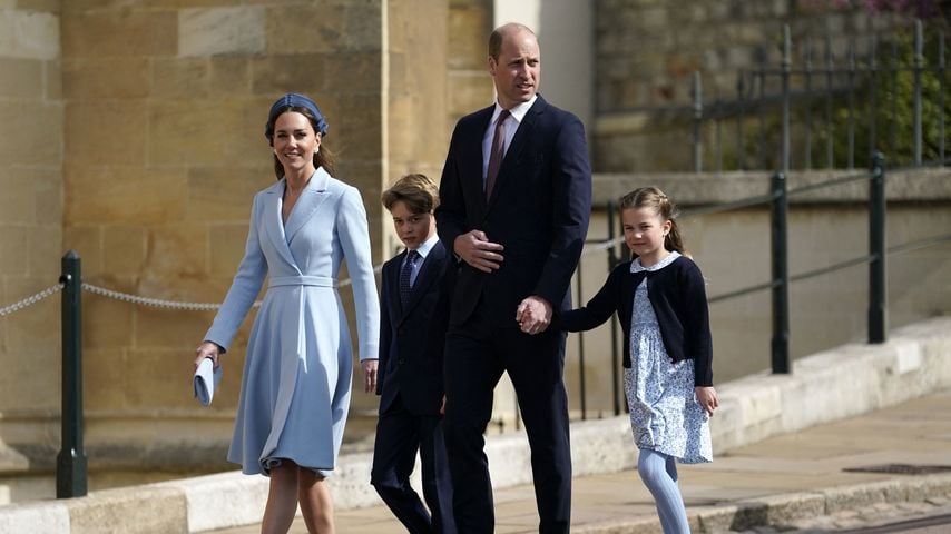 Herzogin Kate und Prinz William mit ihren Kindern George und Charlotte auf dem Weg zur Ostermesse