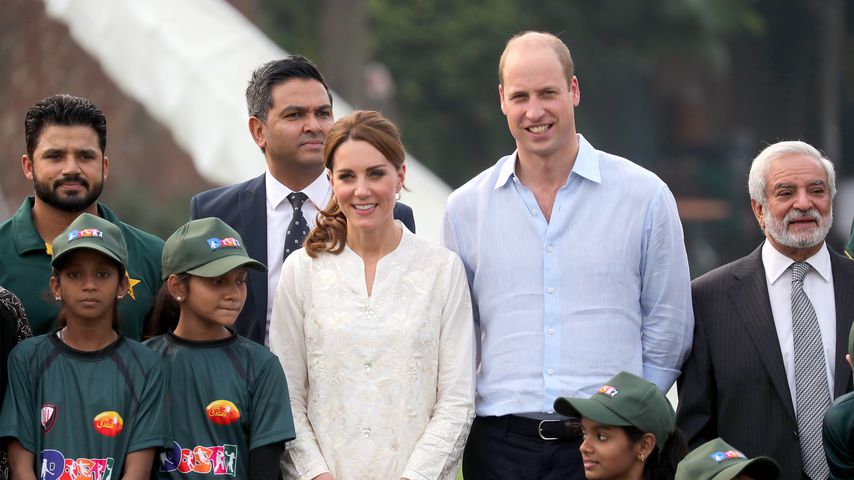 Herzogin Kate und Prinz William mit Mitgliedern der Nationalen Cricket Akademie in Pakistan