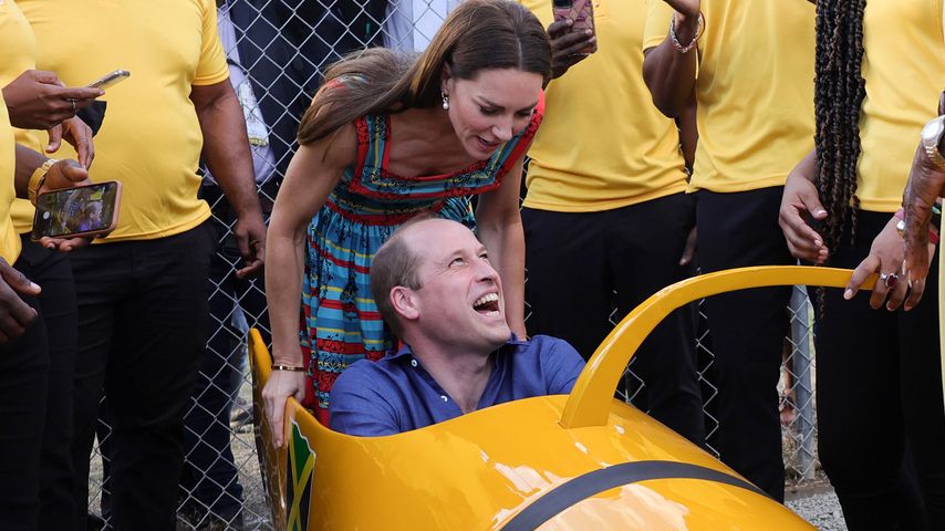 In Jamaika: Prinz William und Kate albern in einem Bob herum