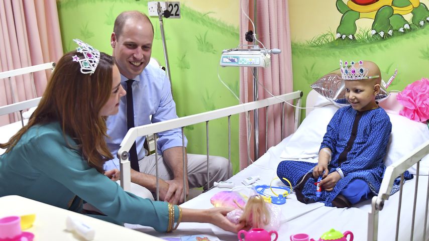 Herzogin Kate und Prinz William im Shaukat Khanum Memorial Cancer Hospital