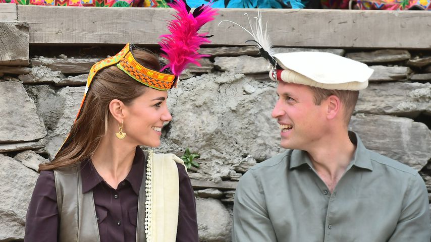 Mit buntem Kopfschmuck: William und Kate strahlen sich an