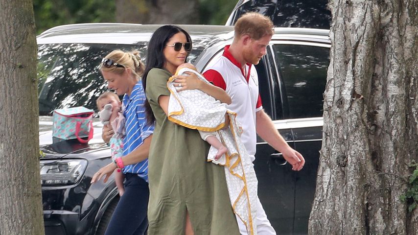 Herzogin Meghan und Prinz Harry mit ihrem Sohn Archie Harrison am Rande eines Polo-Spiels