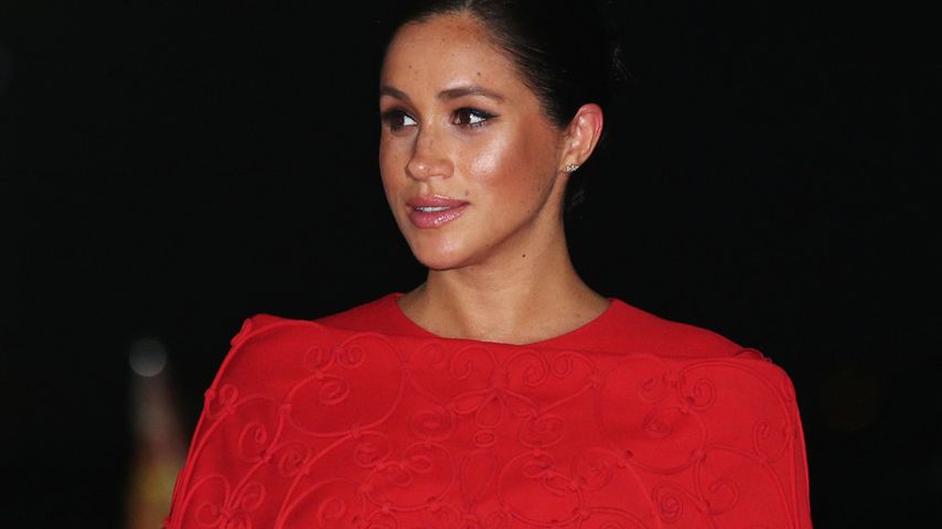 Ankunft in Marokko: Schwangere Meghan punktet mit roter Robe