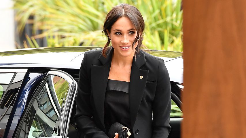 Amal-Support? Mit diesen Looks verärgert Meghan die Queen