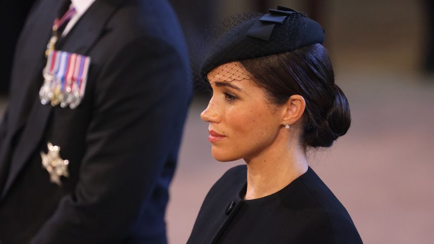 Mit Perlenohrringen: Herzogin Meghan zollt der Queen Tribut