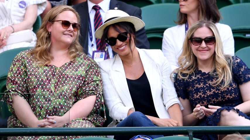 Herzogin Meghan inmitten zwei Freundinnen im Juli in London