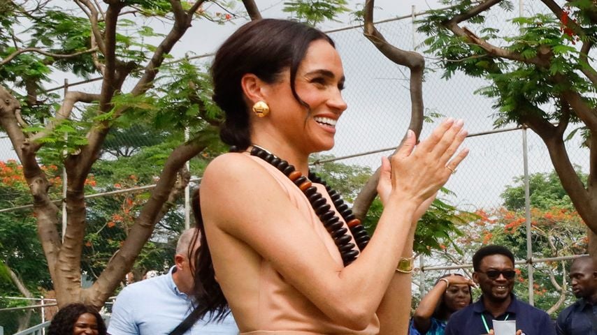 In Nigeria: Herzogin Meghan strahlt im roséfarbenen Kleid