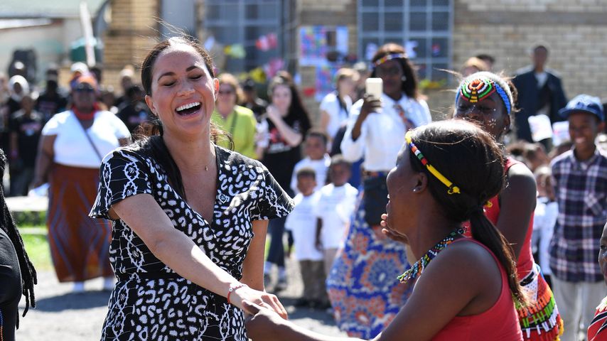 Total ausgelassen: Hier tanzt Meghan mitten auf der Straße