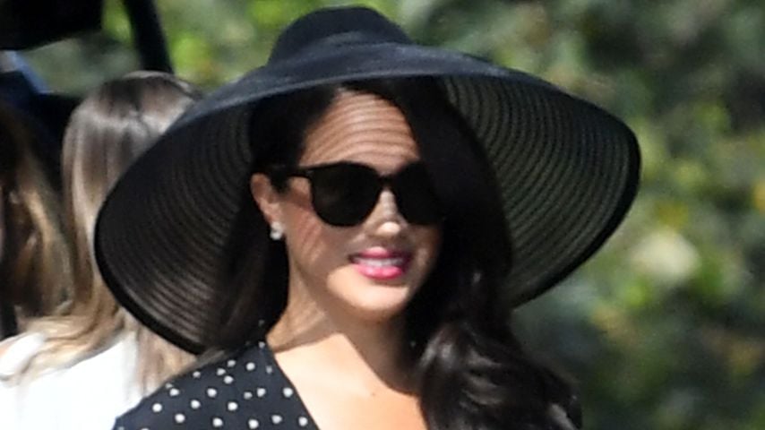 So sommerlich feuert Herzogin Meghan ihren Mann beim Polo an