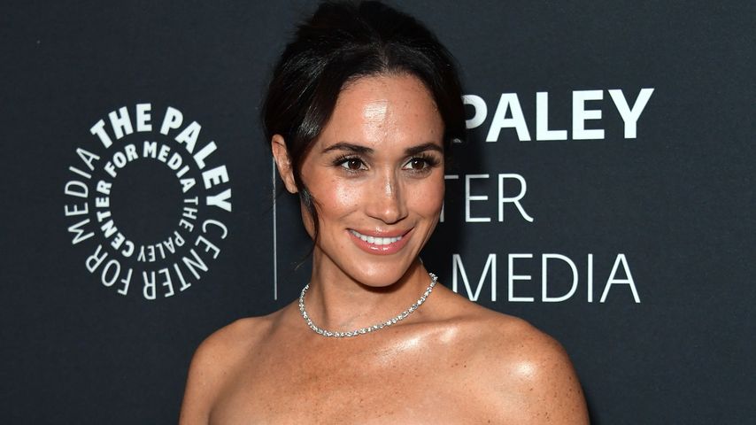 Solo-Auftritt: Herzogin Meghan glänzt in trägerlosem Kleid