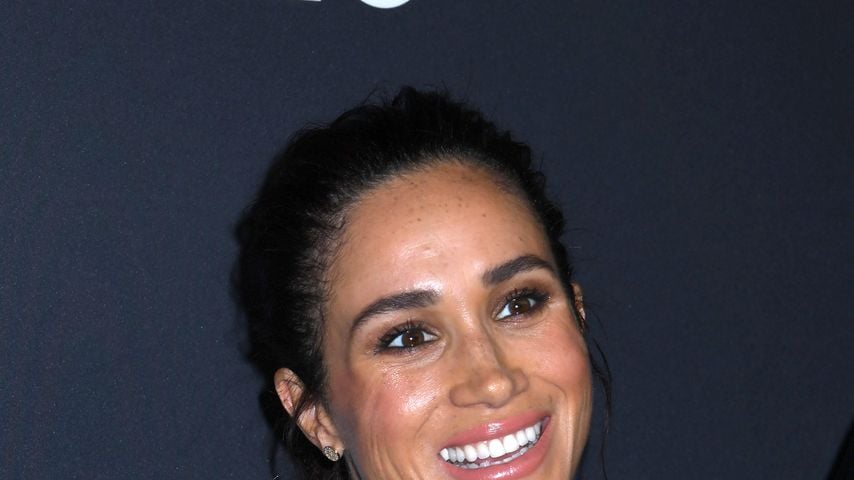 Herzogin Meghan bei einer Gala in New York lächelt eine Person für die Kameras