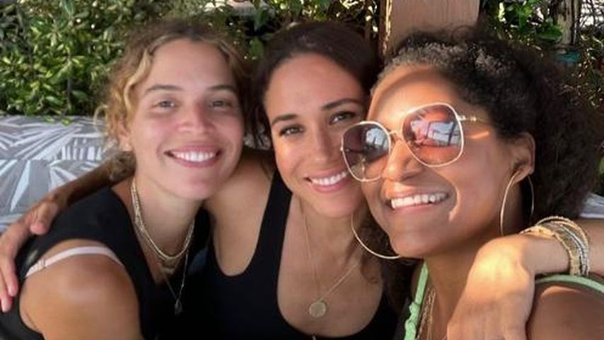 Wieder im Netz: Herzogin Meghan strahlt mit Freundinnen!