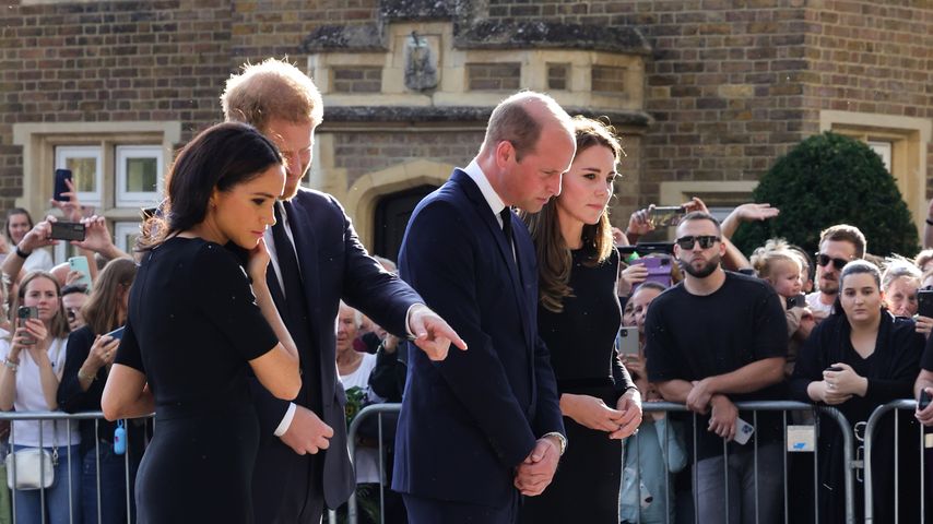 Herzogin Meghan, Prinz Harry, Prinz William und Prinzessin Kate schauen sich die Blumen an