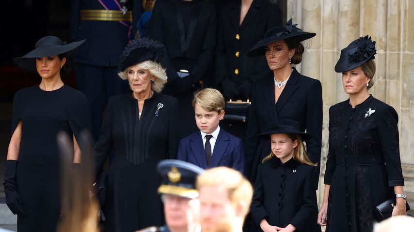 Herzogin Meghan, Queen Consort Camilla, Prinz George, Prinzessin Kate und Charlotte, Gräfin Sophie