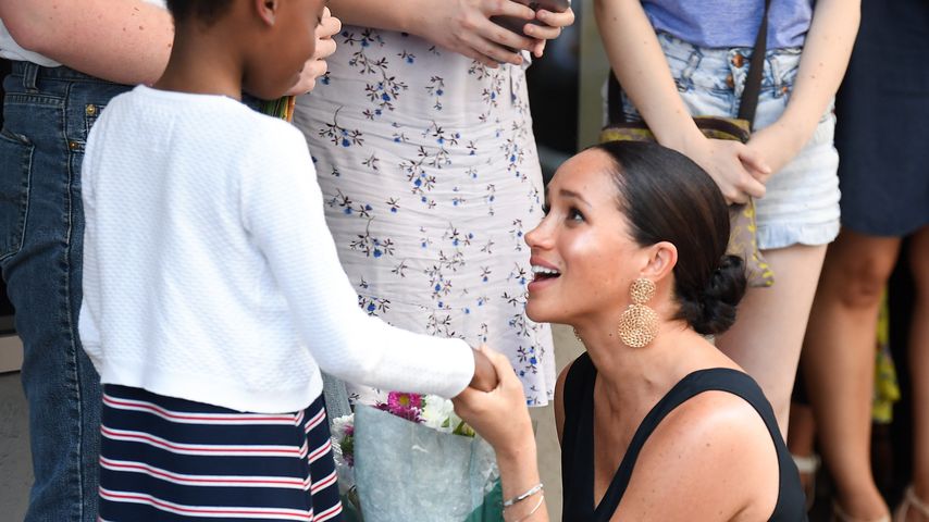 Herzogin Meghan mit einem Fan in Südafrika 2019