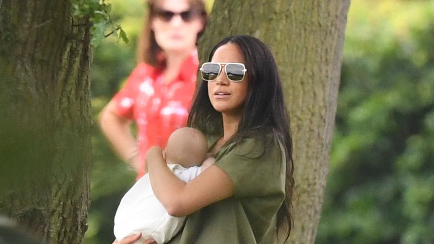 XXL-Kleid & Sonnenbrille: Wie kommt Meghans Mama-Look an?