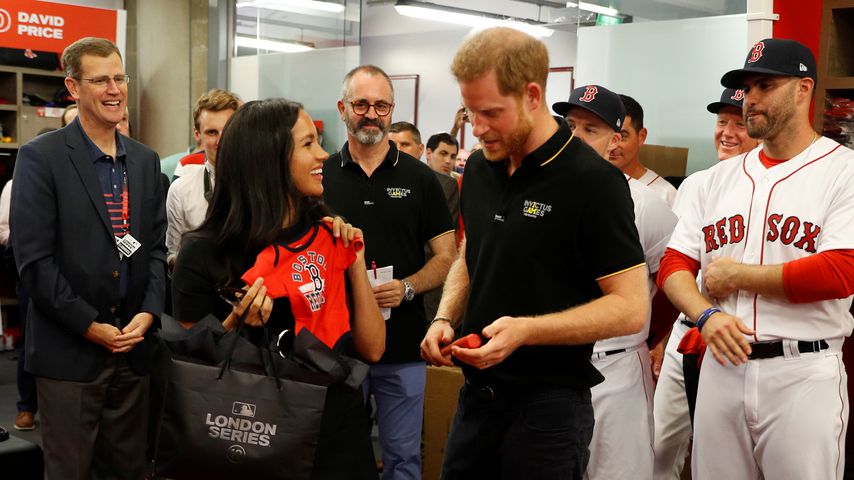 Die Boston Red Sox überreichen Hezogin Meghan und Prinz Harry ein Trikot für Archie