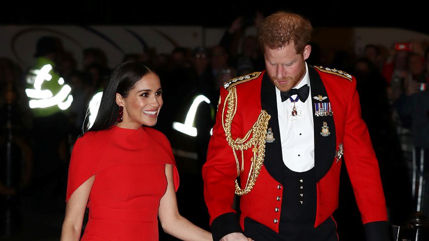Raffiniertes Rücken-Detail: Meghans rotes Kleid haut alle um