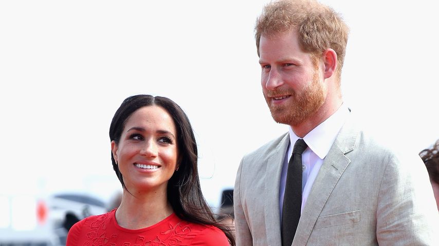 Herzogin Meghan und Prinz Harry am Fua'amotu Airport
