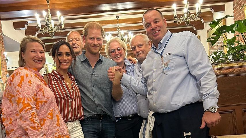 Herzogin Meghan und Prinz Harry mit den Mitarbeitern des Restaurants "Im Goldenen Kessel"
