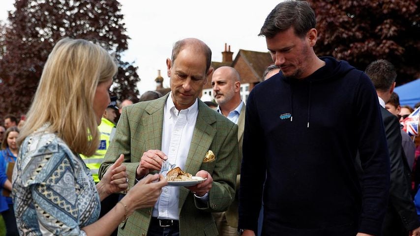 Herzogin Sophie und Prinz Edward mit Royal-Fans beim Krönungs-Lunch