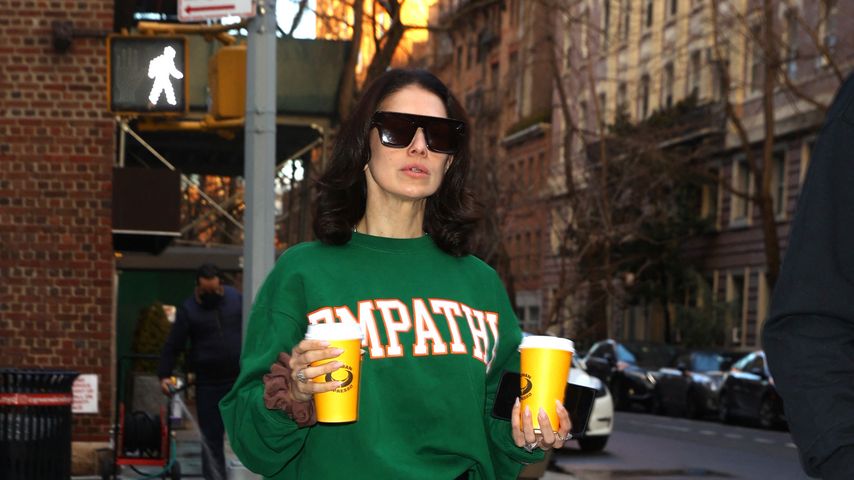 Wegen Alecs Anklage? Hilaria Baldwin trägt "Empathie"-Pulli