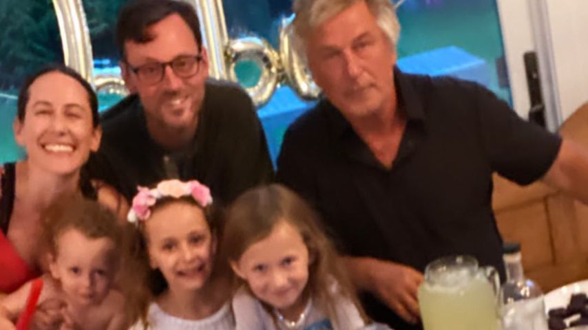 Hilaria Baldwin mit ihren Gästen der Babyparty