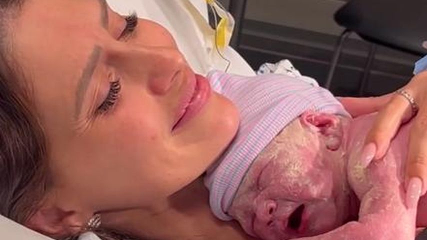 Hilaria Baldwin mit ihrem neugeborenen Baby