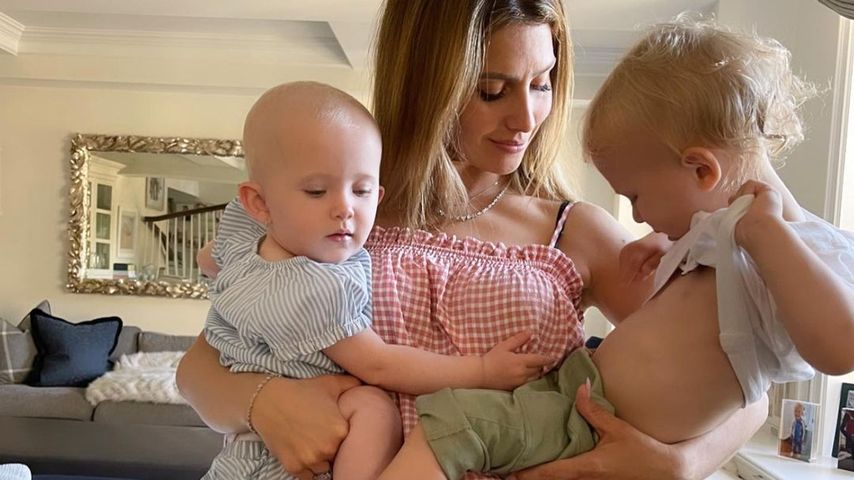 Hilaria Baldwin mit ihren Kindern María und Eduardo im Juni 2022