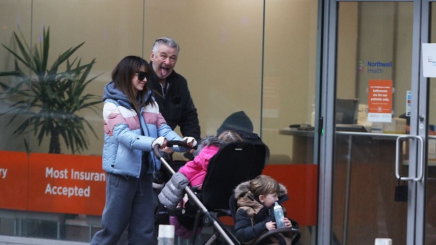 Bei Spaziergang mit den Kids: Alec Baldwin macht Grimassen
