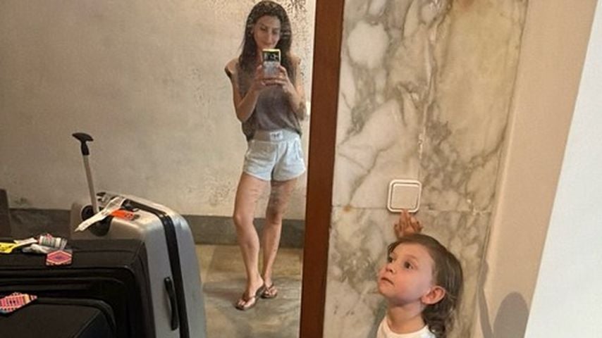 Hilaria Baldwin meistert Flug allein mit sieben Kindern