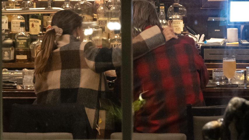 Hilaria und Alec Baldwin in einer Bar im Oktober 2021