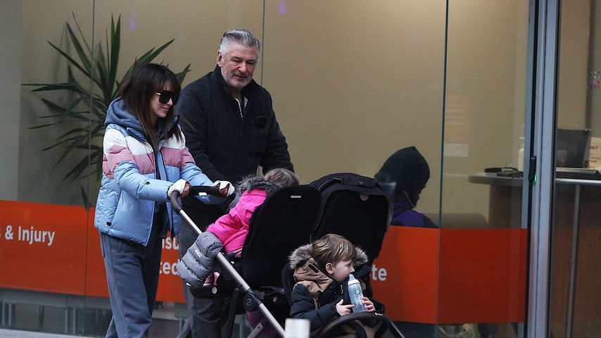 Hilaria und Alec Baldwin mit zwei ihrer Kinder im Januar 2024 in New York