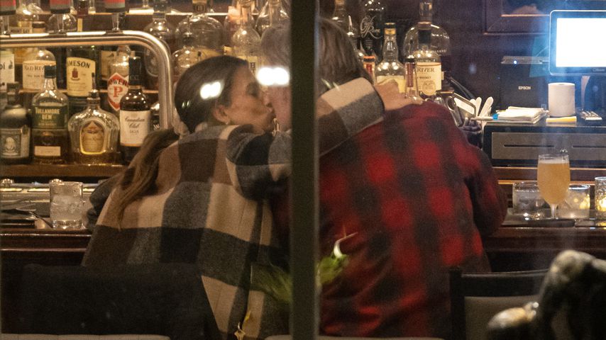 Nach Set-Tragödie: Alec und Hilaria Baldwin knutschen in Bar